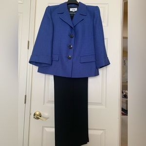 Beautiful Le Suit spring 2 pc pant suit size 12 3/4 sleeve royal blue jacket